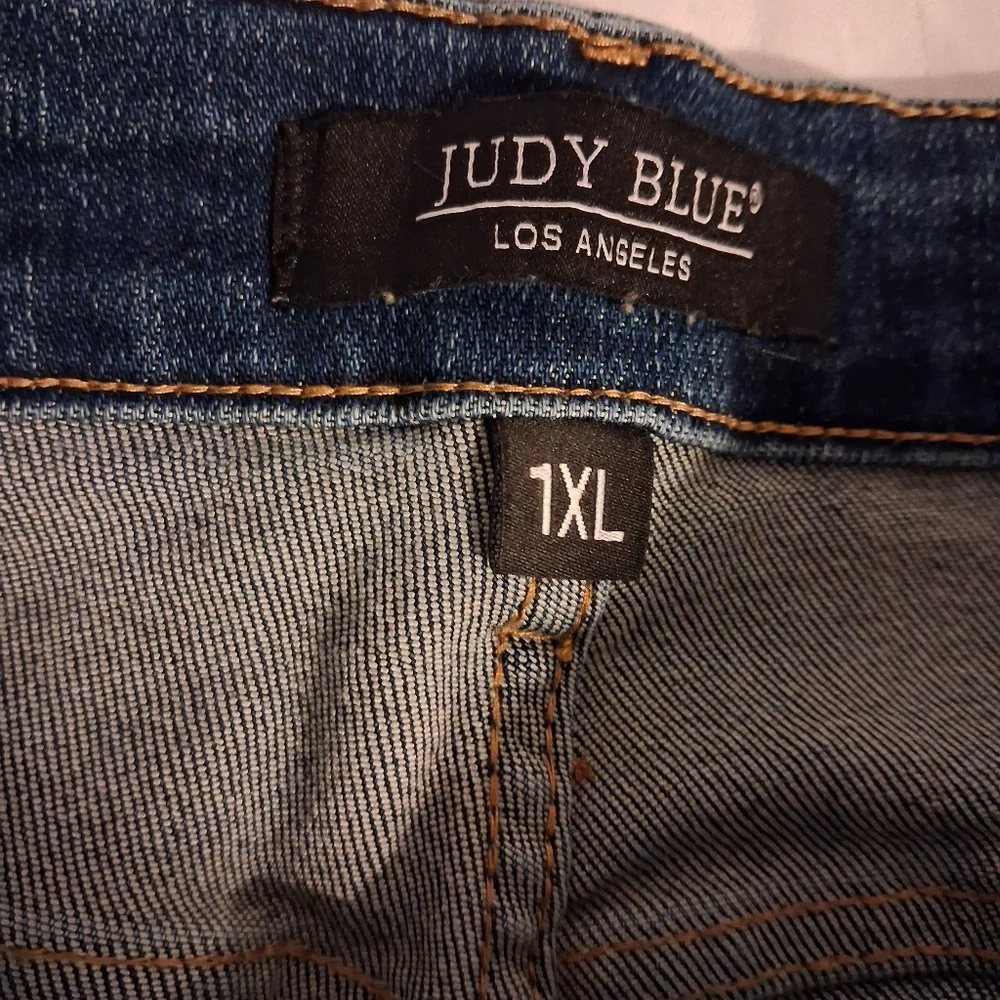 Judy Blue Medium Wash Jean Shorts - Picture 7 of 11